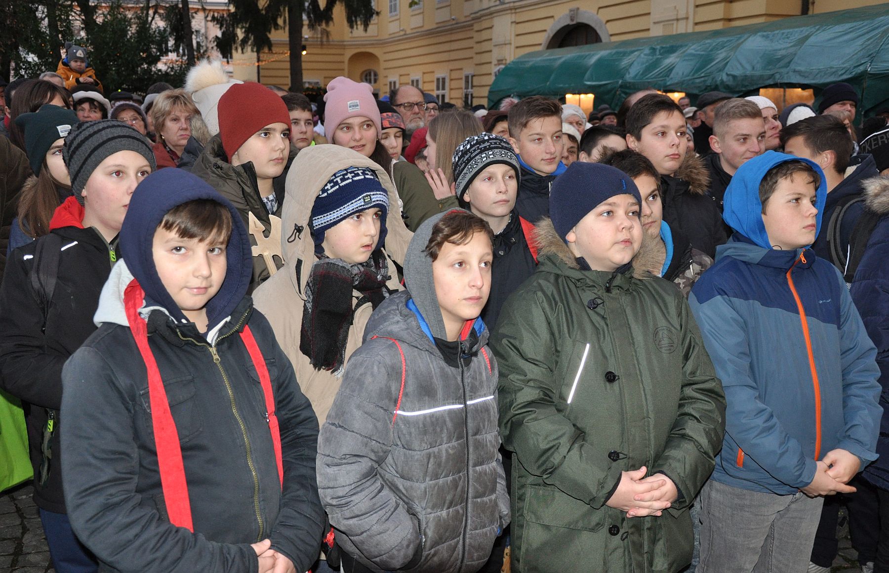 A harmadik adventi gyertya meggyújtása a püspökség udvarán